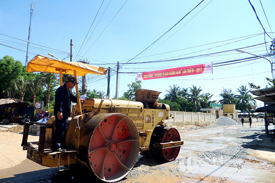 Thi công nâng cấp, mở rộng tuyến ĐT616 phục vụ Festival Di sản Quảng Nam lần thứ VI và xây dựng nông thôn mới xã Tam Thanh (Tam Kỳ). Ảnh: HOÀNG BIN