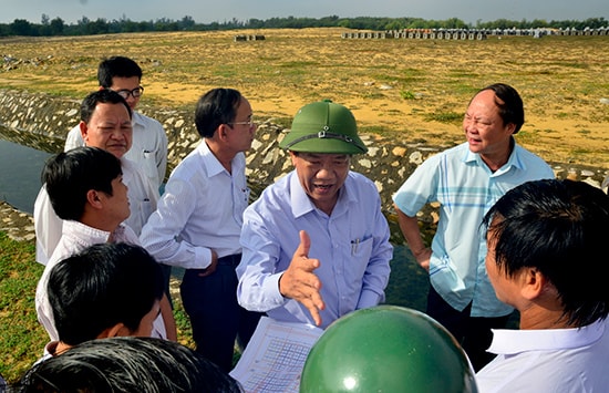 Lãnh đạo tỉnh kiểm tra dự án Nam Hội An, một trong những dự án có diện tích bồi thường giải tỏa lớn ở vùng đông. Ảnh: T.C