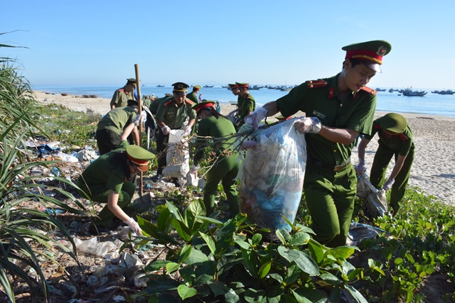 ĐVTN dọn vệ sinh môi trường biển tại xã Tam Tiến, huyện Núi Thành. Ảnh: M.L
