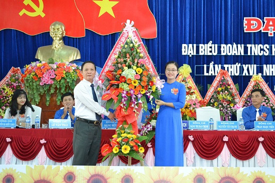 Bí thư Thị ủy Điện Bàn - ông Lê Thân tặng hoa chúc mừng đại hội. Ảnh: HC