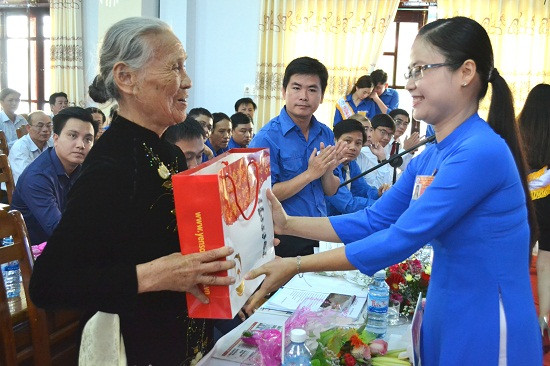 Bí thư Thị đoàn Đặng Thị Bảo Trinh tặng quà tri ân Bà mẹ Việt Nam anh hùng. Ảnh: HC