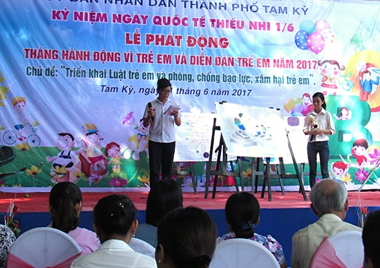 Học sinh TP.Tam Kỳ trình bày các nội dung liên quan đến trẻ em thông qua tranh vẽ. Ảnh: NHƯ CẨM