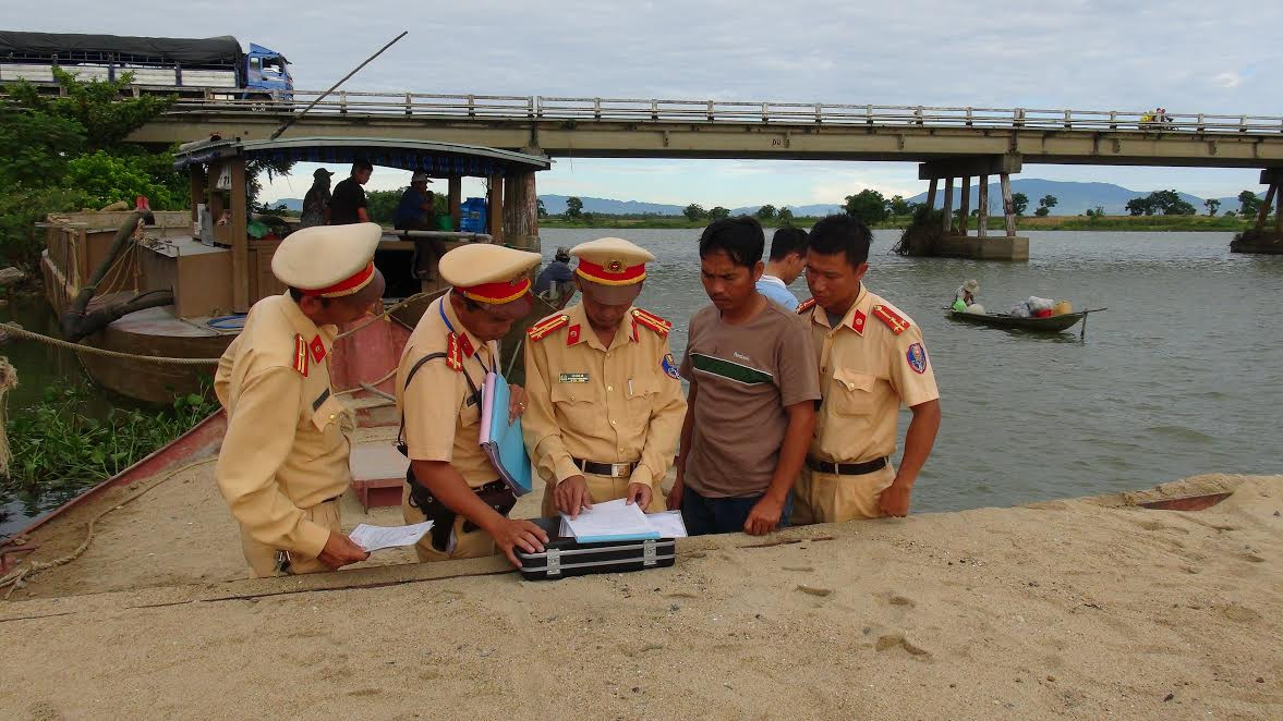 Cảnh sát giao thông đường thủy lập biên bản phương tiện vi  phạm khai thác cát trái phép.