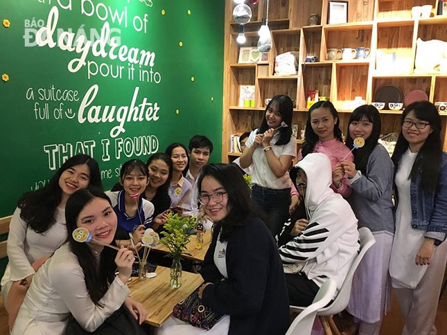 Tuổi học trò hồn nhiên cần được lưu giữ như một kỷ niệm trong sáng. TRONG ẢNH: Học sinh Trường THPT Phan Châu Trinh trong một giờ sinh hoạt ngoại khóa. Ảnh: PHƯƠNG TRÀ