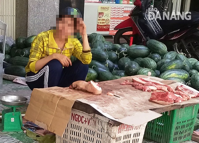Một hộ bán thịt heo trước số nhà 107 Ngô Trí Hòa, quận Sơn Trà.