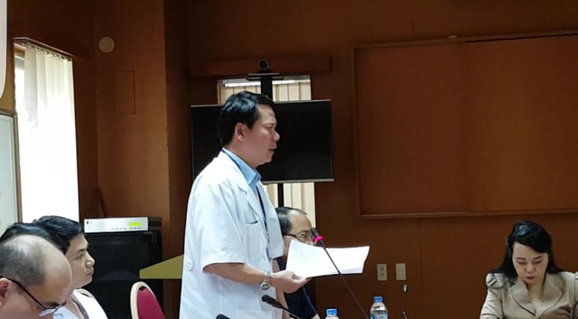 Giám đốc BV Đa khoa tỉnh Hoà Bình nhận trách nhiệm sự cố chạy thận với Bộ trưởng, mong muốn được Bộ trưởng hỗ trợ đế sớm ổn định Đơn nguyên chạy thận tại BV. Ảnh: H.Hải
