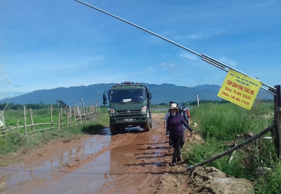 Đường vào khu vực khai thác mỏ của Công ty TNHH Vận chuyển khai thác khoáng sản Phạm Thăng Long. 