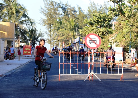  Lập rào chắn ngay cửa ngõ dẫn vào Quảng trường biển Tam Thanh.