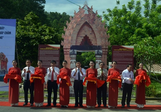 Cắt băng khai trương Triển lãm chuỗi văn hóa tháp Chăm miền Trung