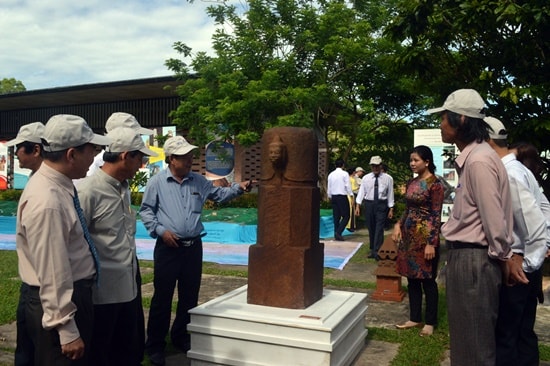 Phiên bản bảo vật quốc gia Mukhalinga Mỹ Sơn cũng được trưng bày giới thiệu tại triển lãm