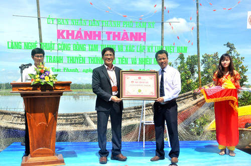 Đại diện Tổ chức kỷ lục Việt Nam trao bằng xác nhận kỷ lục Việt Nam cho bộ tranh thuyền thúng Tam Thanh. Ảnh: X.PHÚ
