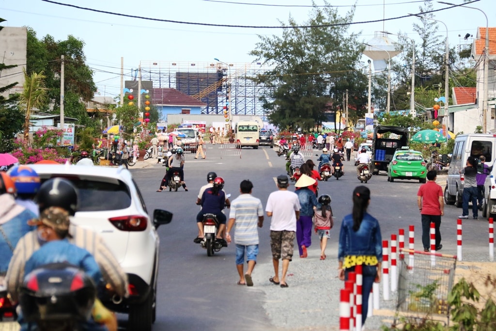 Dòng người đổ về quảng trường biển Tam Thanh ngày một đông vào chiều 9.6. 