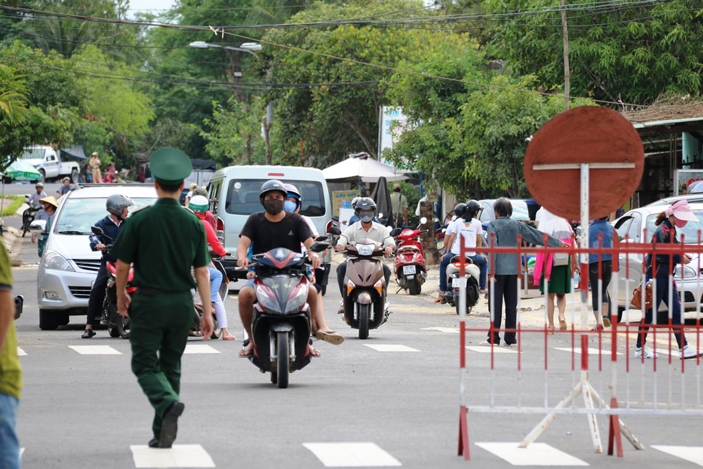 Nhiều hàng rào an ninh được lập. 