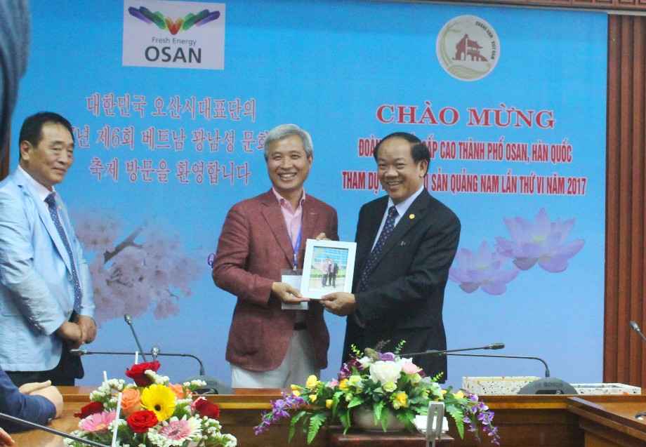 Thị trưởng TP.Osan (Hàn Quốc) do ngài Kwak Sang Wook - Thị trưởng thành phố làm trưởng đoàn.