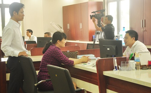 Bà Lê Thị Thanh Thủy và thành viên đoàn công tác tìm hiểu quá trình nhận, giải quyết các TTHC và trả kết quả tại Quầy số 8 - Ban Quản lý Khu kinh tế mở Chu Lai. N.Đ