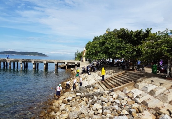 Participants in the event of cleaning Cham Islands