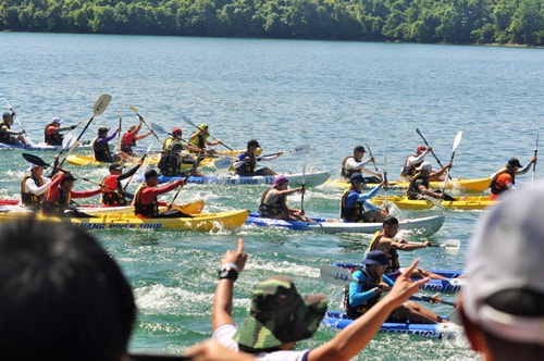 Hồ Phú Ninh dậy sóng bởi các cuộc so tài sôi nổi của giải đua thuyền Kayak. Ảnh: T.VY