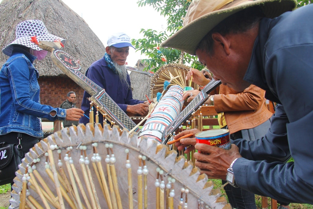 Các nghệ nhân đồng bào Co ở Bác Trà My cùng nhau 