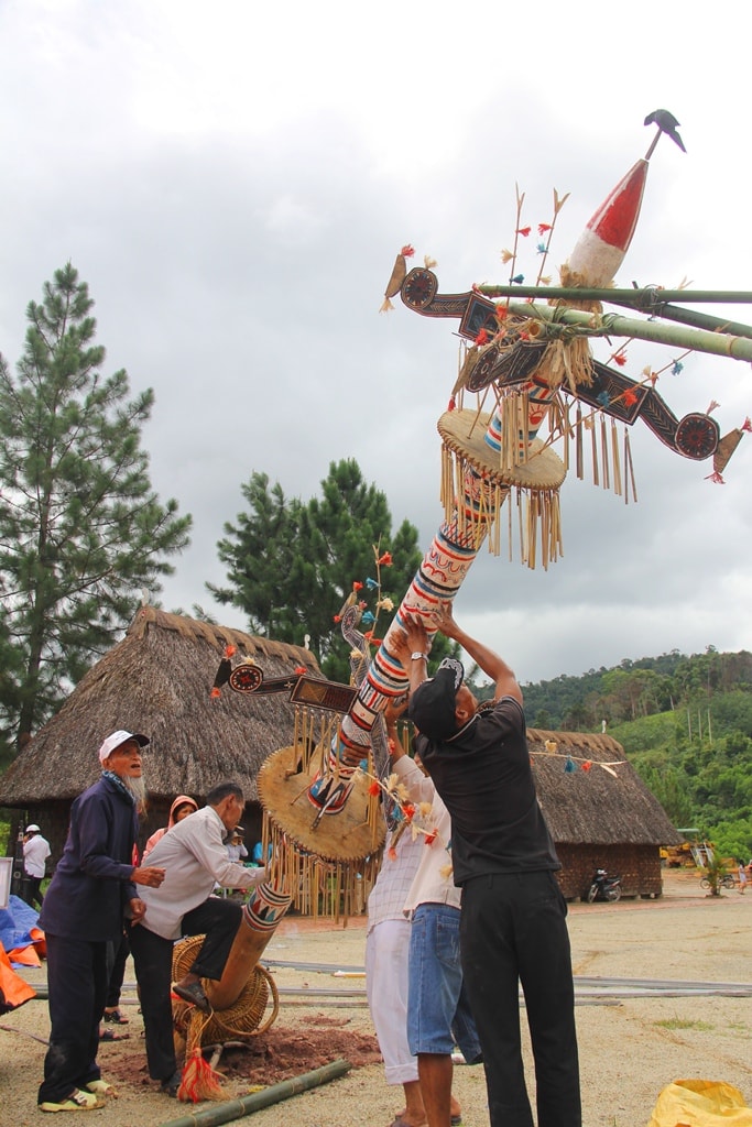 Cây nêu người Co được dựng đầu tiên trong sáng nay, tại không gian làng truyền thống Cơ Tu Tây Giang.