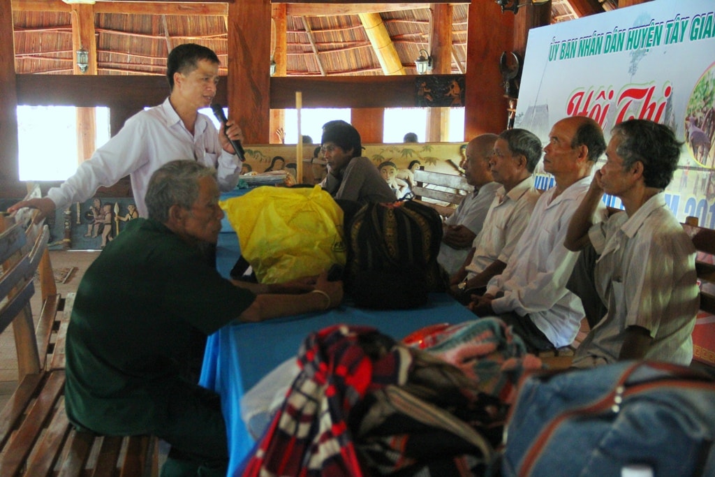 Các già làng Cơ Tu ngồi họp bàn về các lễ nghi truyền thống trong sinh hoạt văn hóa, tín ngưỡng dân gian vùng cao, phục vụ lễ hội.