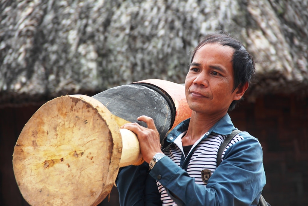 Một người dân địa phương cùng góp sức vận chuyển các tượng Cơ Tu đến khu trưng bày.