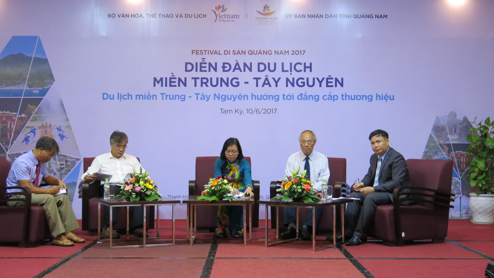 2.Viện trưởng Viện Kinh tế Việt Nam Trần Đình Thiên, lãnh đạo Tổng cục du lịch, Hiệp hội du lịch Việt Nam cùng các chuyên gia điều hành phiên thảo luận