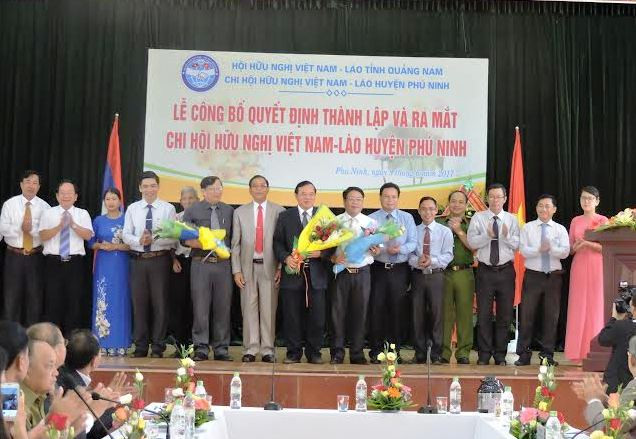 -Phó chủ tịch UBND tỉnh Lê Văn Thanh cùng với lãnh đạo hai huyện Phú Ninh và Thà Tèng tặng hoa chúc mừng Chi hội hữu nghị Việt Nam-Lào huyện Phú Ninh.