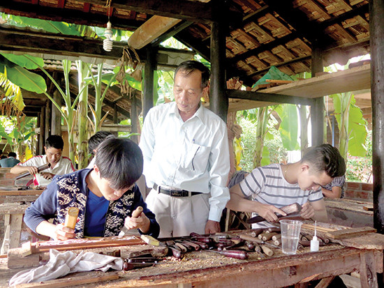 Nghệ nhân nhân dân Nguyễn Văn Tiếp vẫn bền bỉ truyền nghề cho các thế hệ người làng Điện Phương. Ảnh: LÊ QUÂN
