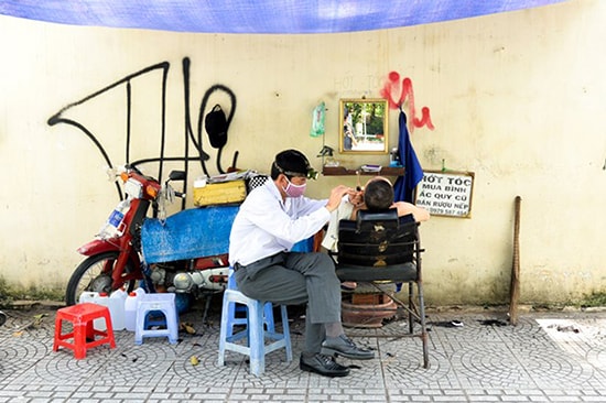 Quán cắt tóc vỉa hè. Ảnh minh họa