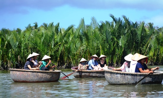 Nhiều ngư dân chèo thúng đưa khách tham quan rừng dừa để mưu sinh. 