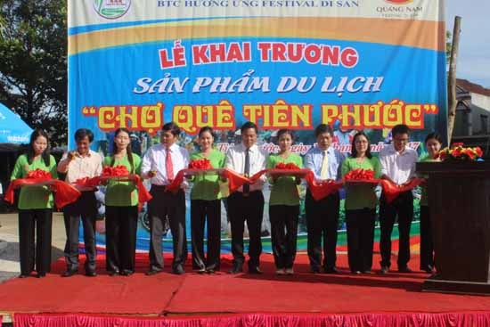 Các đồng chí lãnh đạo tỉnh, huyện cắt băng khai trương Chợ quê Tiên Phước.