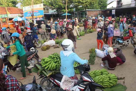 Người mua kẻ bán tấp nập tại phiên chợ quê.