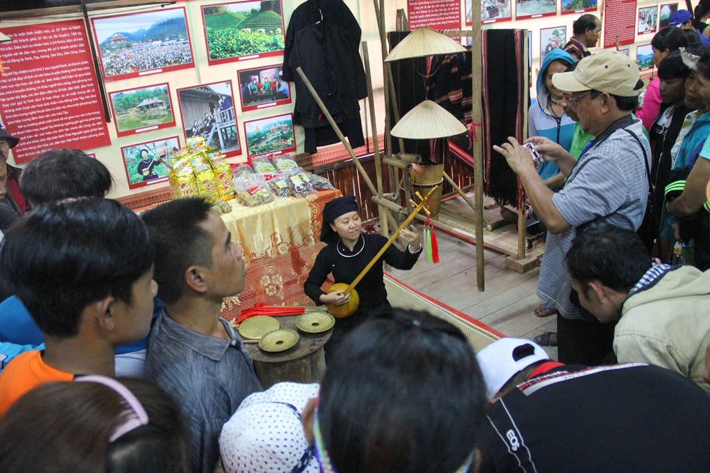 Các nghệ nhân dân tộc Tày biểu diễn hát then, phục vụ du khách tham quan khu trưng bày, triển lãm. Ảnh: A.N