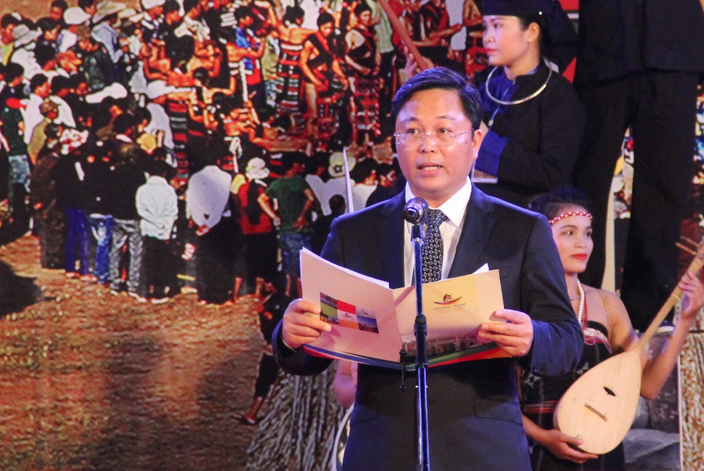 Phó Chủ tịch UBND tỉnh Lê Trí Thanh phát biểu tại đêm khai mạc.