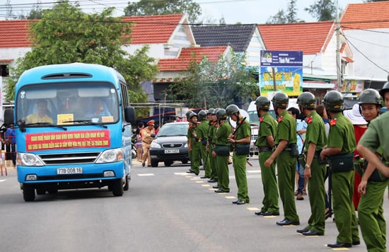 Cán bộ, chiến sĩ được huy động thành một “dải phân cách sống”, giúp việc lưu thông của người và phương tiện được thuận lợi trước, trong và sau lễ khai mạc festival tại quảng trường biển Tam Thanh. Ảnh: T.C