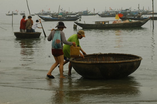 Là xã đảo nhưng cán bộ thôn ở Tam Hải luôn sâu sát với dân, tạo sự gắn kết với dân nên bà con yên tâm sản xuất làm ăn. Trong ảnh: Bà con ngư dân Tam Hải chuẩn bị ra khơi đánh bắt hải sản. Ảnh: Minh Đức