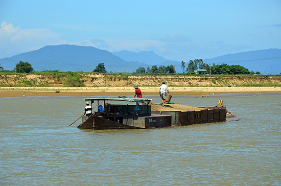 Hoạt động hút cát lòng sông Thu Bồn thuộc các xã giáp ranh ở thị xã Điện Bàn đã gây sạt lở bờ, ảnh hưởng đất sản xuất của người dân.Ảnh: HỮU PHÚC