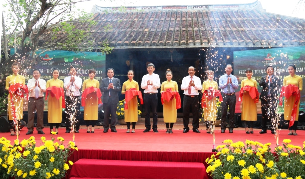 Các đại biểu cắt băng khai mạc Festival văn hóa tơ lụa, thổ cẩm Việt Nam – Châu Á 2017. Ảnh: THÀNH CÔNG