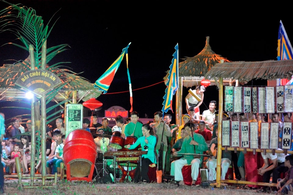 Đoàn bài chòi Hội An thay mặt bài chòi Quảng Nam trình diễn ở tiết mục thứ 2 - tiết mục cuối cùng trong đêm 11.6. Ảnh: XUÂN THỌ