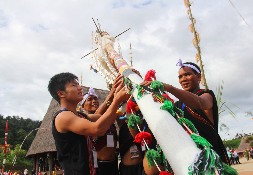 Các nghệ nhân của đồng bào Bh noong huyện Phước Sơn trình diễn nghi thức dựng nêu truyền thống.