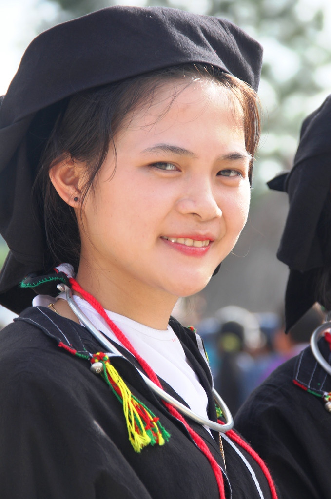 Một tiếu nữ dân tộc Nùng cùng tham gia trong ngày hội trình diễn cây nêu, tại Tây Giang.
