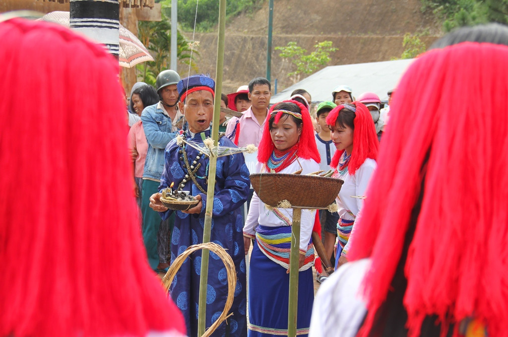 Một nghi thức của đồng bào Co ở tỉnh Quảng Ngãi. Với người Co, cây nêu có vai trò hết sức quan trọng, thể hiện tinh thần đoàn kết giữa dân làng vùng cao.