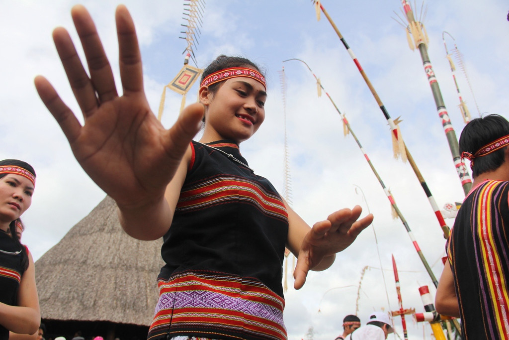 Thiếu nữ Gia Rai nhịp nhàng với vũ điệu múa truyền thống.