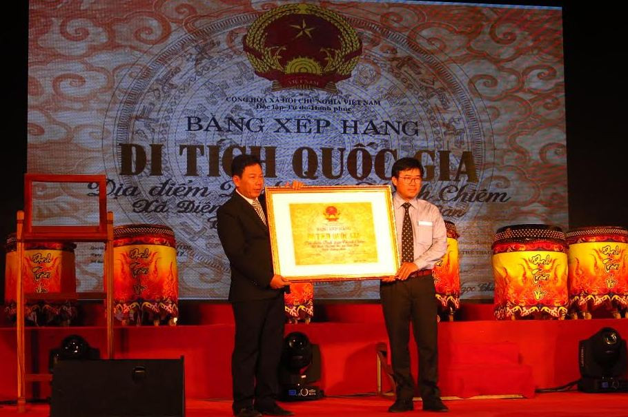 3.Ông Nông Quốc Thắng – Phó Cục trưởng Cục di sản Việt Nam trao bằng công nhận di tích quốc gia Dinh trấn Thanh Chiêm cho chính quyền Điện Bàn