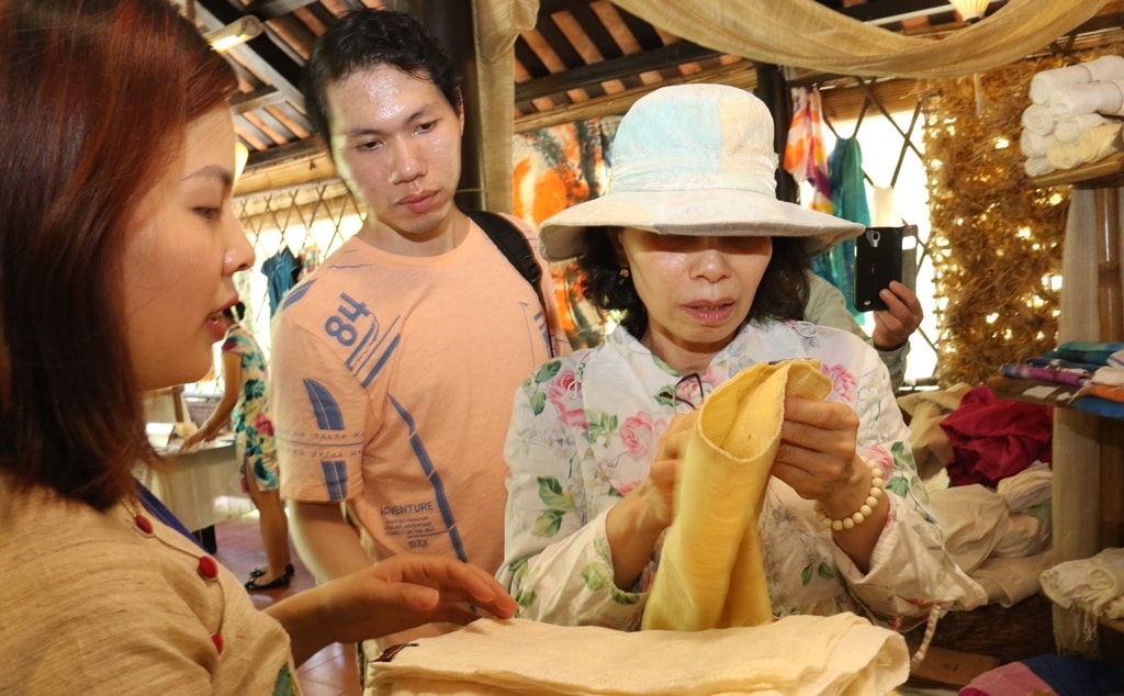 Du khách khá thích thú với những sản phẩm lụa đũi, thổ cẩm được mang đến tại Festival lần này. Ảnh: T.C