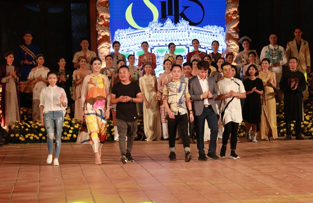 Đêm fashion show thu hút sự tham gia của 16 nhà thiết kế trong nước, do nhà thiết kế hàng đầu Việt Nam Minh Hạnh làm đạo diễn. Ảnh: T.C