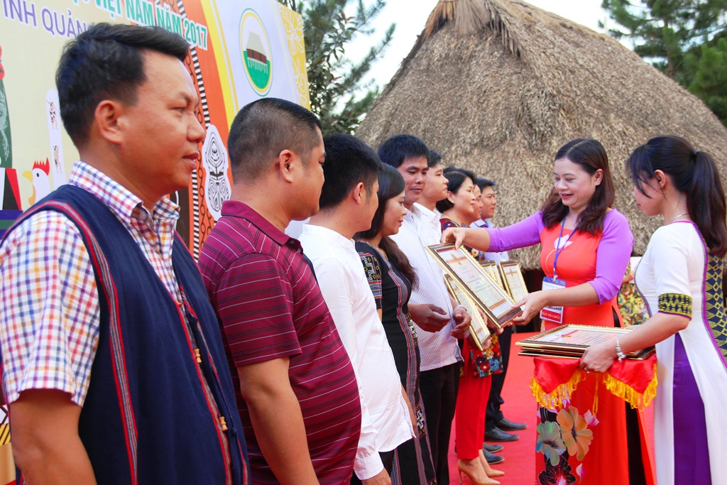 Bà Nguyễn Thị Hải Nhung - Vụ trưởng Vụ Văn hóa dân tộc (Bộ VH-TT&DL) trao bằng khen cho các tập thể, cá nhân có nhiều thành tích đóng góp trong ngày hội. Ảnh: A.N
