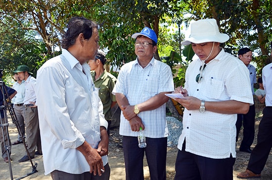 Lãnh đạo Ban Kinh tế - ngân sách HĐND tỉnh trao đổi, làm việc với một chủ bến bãi tập kết cát  trái phép ở thị xã Điện Bàn.  