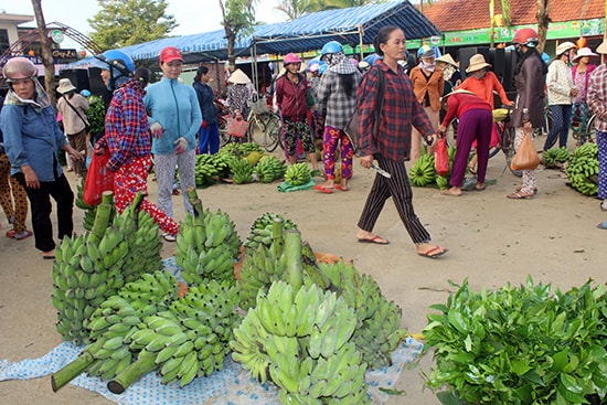 Chợ quê - một sản phẩm du lịch mới của huyện Tiên Phước giới thiệu nhân dịp Festival Di sản Quảng Nam. Ảnh: D.LỆ