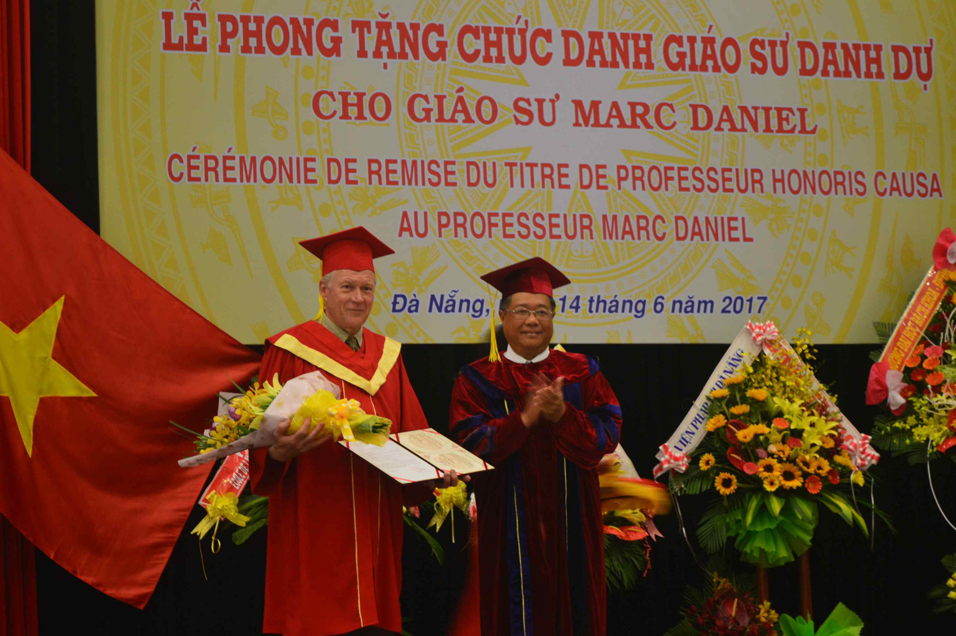 PGS.TS Đoàn Quang Vinh (phải) - Phó Giám đốc ĐH Đà Nẵng trao bằng Giáo sư danh dự cho GS. Marc Daniel. Ảnh: Q.T